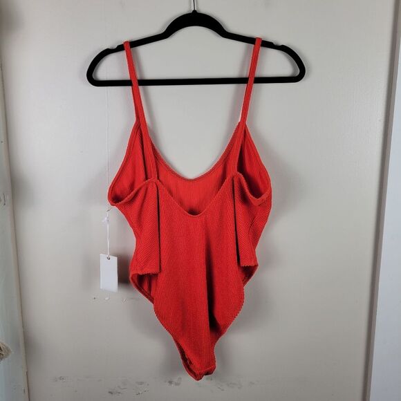 Good American Plus Always Fits Bright Poppy Crinkle One Piece Swimsuit - Picture 5 of 10